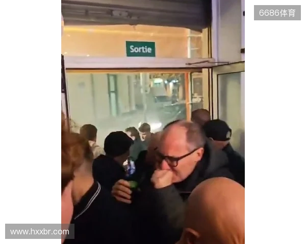 邮报：纽卡球迷在法国遇袭，被马赛球迷投掷催泪瓦斯